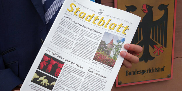 Das Crailshaimer Stadtblatt, im hintergrund das Schild des Bundesgerichtshof Das Crailshaimer Stadtblatt, im hintergrund das Schild des Bundesgerichtshof