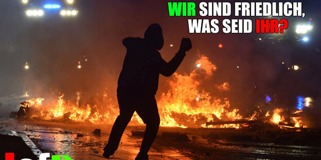 Eine Illustration mit der Aufschrift "Wir sind friedlich, was seid ihr?" zeigt eine Silhouette vor einem Feuer und Eine Illustration mit der Aufschrift "Wir sind friedlich, was seid ihr?" zeigt eine Silhouette vor einem Feuer und