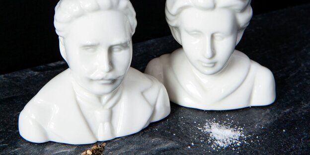 Karl Liebknecht und Rosa Luxemburg als kleine Keramikfiguren – es handelt sich um einen Pfeffer- und Salzstereuer Karl Liebknecht und Rosa Luxemburg als kleine Keramikfiguren – es handelt sich um einen Pfeffer- und Salzstereuer