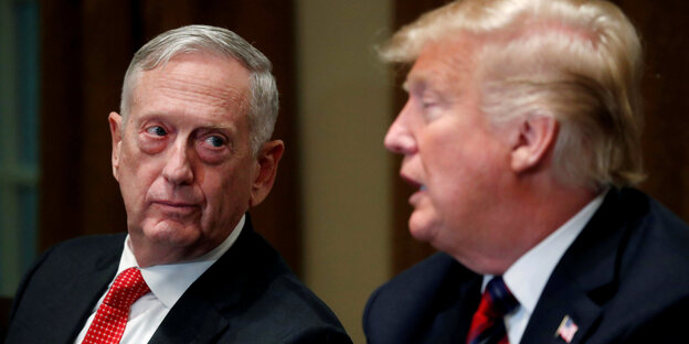 US-Verteidigungsminister James Mattis guckt Donald Trump an US-Verteidigungsminister James Mattis guckt Donald Trump an