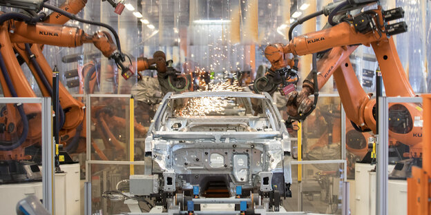 Roboter schweißen VW Passat in Emden zusammen Roboter schweißen VW Passat in Emden zusammen