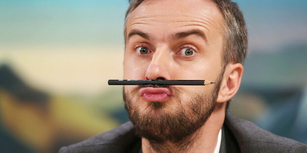 Jan Böhmermann balanciert einen Stift auf der Oberlippe Jan Böhmermann balanciert einen Stift auf der Oberlippe