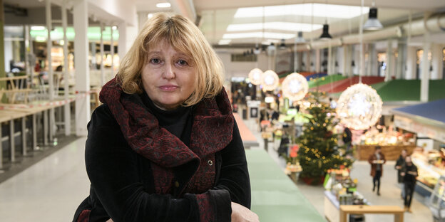 Brigitta Gabrin lehnt an einem Geländer Brigitta Gabrin lehnt an einem Geländer