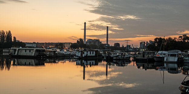 Die sonne geht auf über dem Ufer eines Sees in Berlin