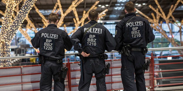 Beamte der Bundespolizei kontrollieren ein Terminal am Stuttgarter Flughafen Beamte der Bundespolizei kontrollieren ein Terminal am Stuttgarter Flughafen