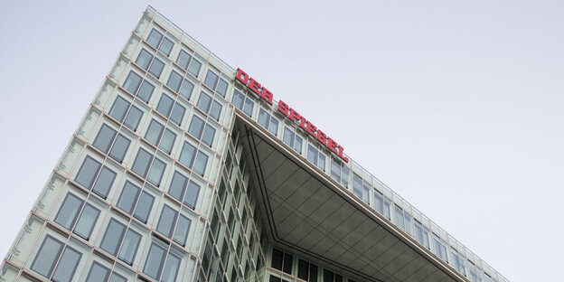 Das Verlagsgebäude des Spiegel-Verlags in Hamburg mit dem Schriftzug „Der Spiegel“ Das Verlagsgebäude des Spiegel-Verlags in Hamburg mit dem Schriftzug „Der Spiegel“