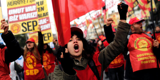 Eine junge Frau ruft etwas bei einer Demonstration in Istanbul Eine junge Frau ruft etwas bei einer Demonstration in Istanbul