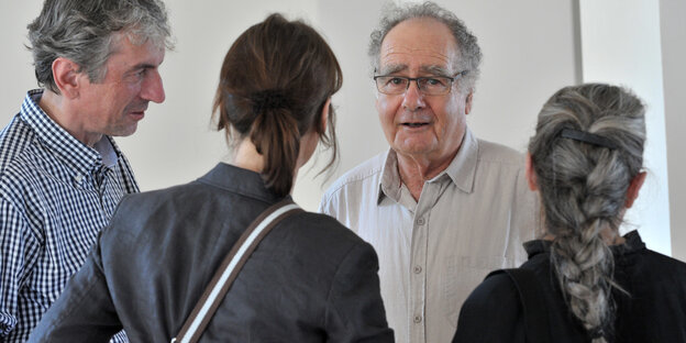 Micha Ullman im Gespräch mit drei Personen Micha Ullman im Gespräch mit drei Personen