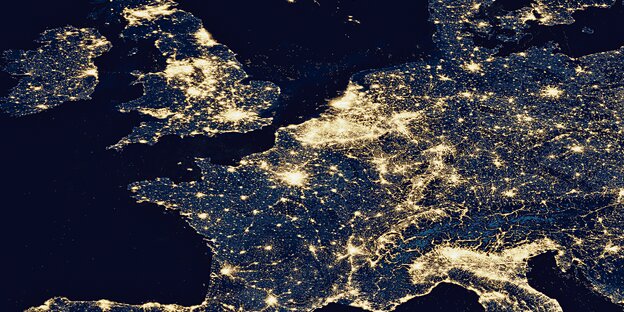 Europa bei Nacht aus großer Höhe fotografiert Europa bei Nacht aus großer Höhe fotografiert