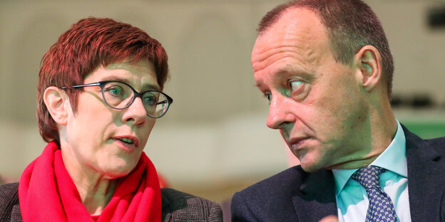 Annegret Kramp-Karrenbauer und Friedrich Merz sitzen in der ersten Reihe auf dem Landesparteitag der CDU-Sachsen Annegret Kramp-Karrenbauer und Friedrich Merz sitzen in der ersten Reihe auf dem Landesparteitag der CDU-Sachsen