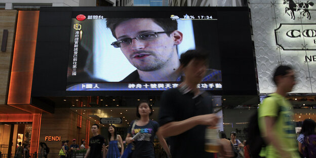 Edward Snowden auf einem großen Bildschirm an einem Gebäude in Hongkong Edward Snowden auf einem großen Bildschirm an einem Gebäude in Hongkong