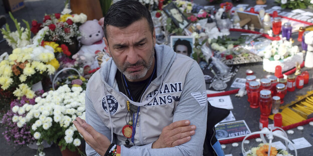 Davor Dragičević vor einem Blumenmeer zum Gedenken an seinen Sohn in Banja Luka Davor Dragičević vor einem Blumenmeer zum Gedenken an seinen Sohn in Banja Luka
