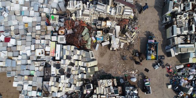 Berge von Elektroschrott, aufgenommen aus der Vogelperspektive Berge von Elektroschrott, aufgenommen aus der Vogelperspektive