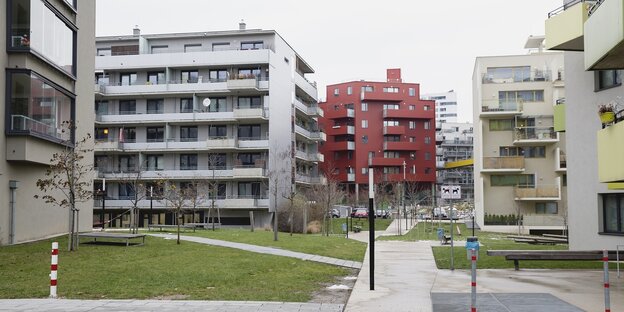eine Ansammlung neuerer Wohnbauten um eine Grünfläche eine Ansammlung neuerer Wohnbauten um eine Grünfläche