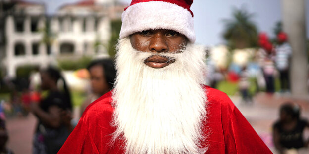 ein Kongolese im Weihnachtsmann-Outfit ein Kongolese im Weihnachtsmann-Outfit