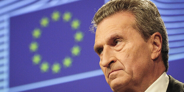 Günther Oettinger vor einer Flagge der Europäischen Union Günther Oettinger vor einer Flagge der Europäischen Union