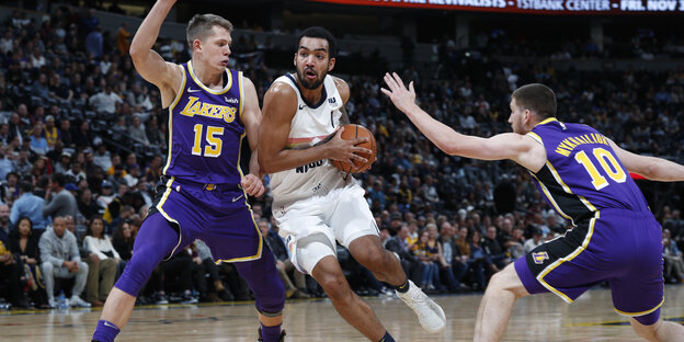 Drei Männer spielen Basketball. Der Linke ist Moritz Wagner Drei Männer spielen Basketball. Der Linke ist Moritz Wagner