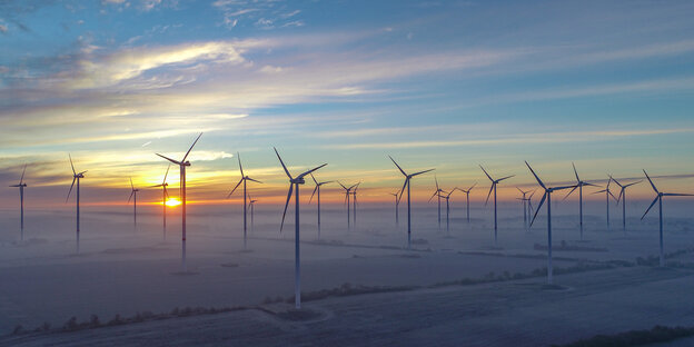 Sonnenaufgang hinter eineem Windpark Sonnenaufgang hinter eineem Windpark