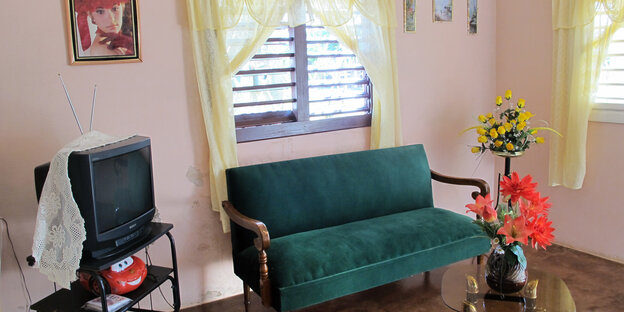 Sofa in einem Zimmer in Pinar del Rio Sofa in einem Zimmer in Pinar del Rio