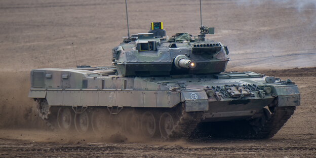 ein Panzer im Gelände ein Panzer im Gelände
