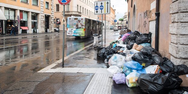 Müllsäcke stapeln sich in einer Straße Roms Müllsäcke stapeln sich in einer Straße Roms