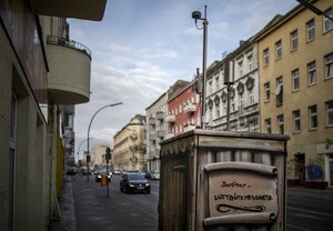 Straßenansicht mit Luftmesssensor Straßenansicht mit Luftmesssensor