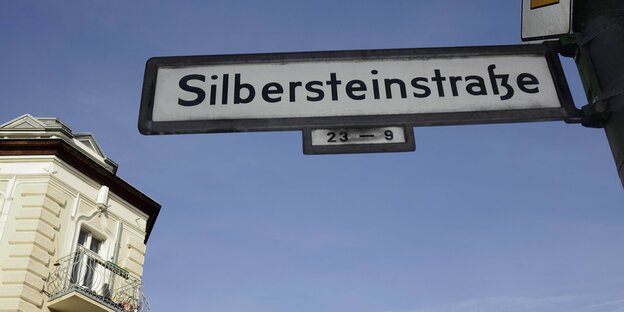Straßenschild mit der Aufschrift "Silbersteinstraße" Straßenschild mit der Aufschrift "Silbersteinstraße"