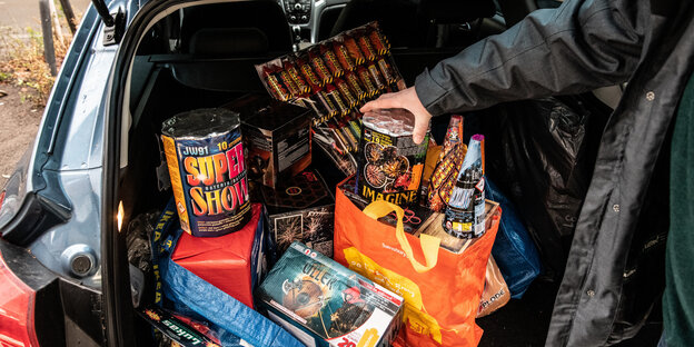 Ein Kofferraum voller Feuerwerk Ein Kofferraum voller Feuerwerk