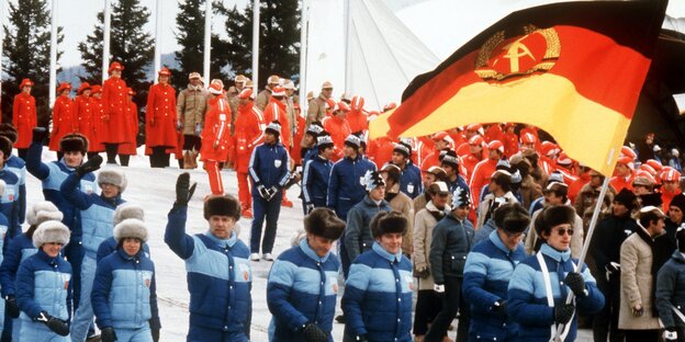 DDR-Sportler mit Fahne DDR-Sportler mit Fahne