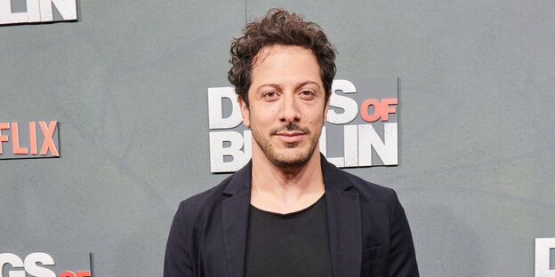 Das Foto zeigt den Schauspieler Fahri Yardim aus der Fernsehserie "Dogs of Berlin". Das Foto zeigt den Schauspieler Fahri Yardim aus der Fernsehserie "Dogs of Berlin".