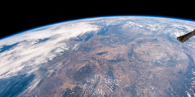 Das Foto zeigt die gelblich verdörrten Länder Mitteleuropas, fotografiert aus großer Höhe von einem Astronauten der Raumstation ISS. Das Foto zeigt die gelblich verdörrten Länder Mitteleuropas, fotografiert aus großer Höhe von einem Astronauten der Raumstation ISS.