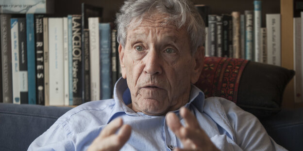 Amos Oz vor einem Regal mit Büchern Amos Oz vor einem Regal mit Büchern