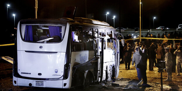 Ein von einer Bombenexplosion zerstörter Bus Ein von einer Bombenexplosion zerstörter Bus