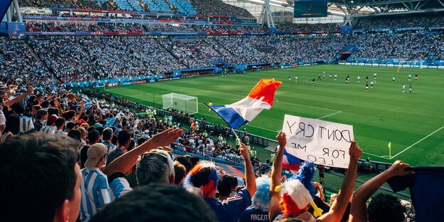 Menschen im Fußballstadion in Kazan, mit russischen Flaggen Menschen im Fußballstadion in Kazan, mit russischen Flaggen