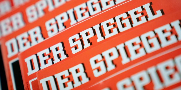 "Der-Spiegel"-Schriftzug, zu lesen auf mehreren Magazinen "Der-Spiegel"-Schriftzug, zu lesen auf mehreren Magazinen