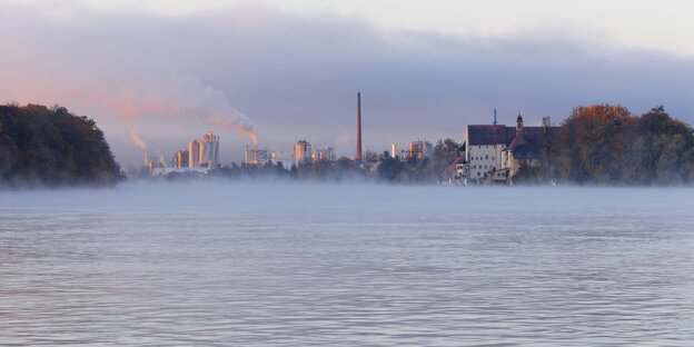Ein Industriegebiet mit Fabriken und Schornsteinen Ein Industriegebiet mit Fabriken und Schornsteinen