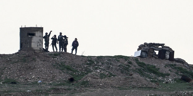 Soldaten stehen auf einem weiten Feld in der Dämmerung