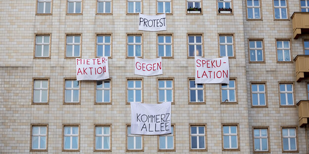 An einem Haus hängen Transparente gegen den Verkauf an die DEutsche Wohnen An einem Haus hängen Transparente gegen den Verkauf an die DEutsche Wohnen