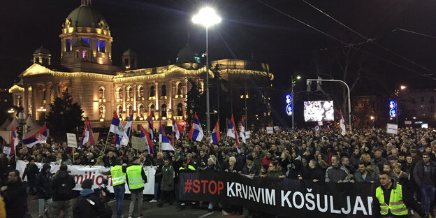 Demonstration gegen die serbische Regierung am vergangenen Samstag im Zentrum von Belgrad. Der Slogan lautet: "Stoppt die blutigen Hemden!" Demonstration gegen die serbische Regierung am vergangenen Samstag im Zentrum von Belgrad. Der Slogan lautet: "Stoppt die blutigen Hemden!"
