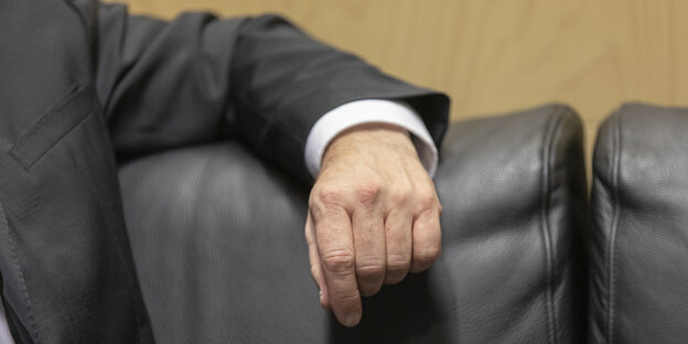 Hand von Boris Pistorius auf dem Sofa Hand von Boris Pistorius auf dem Sofa