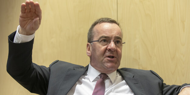 Boris Pistorius hebt die Hand Boris Pistorius hebt die Hand