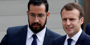 Der französische Präsident Emmanuel Macron (rechts) steht neben seinem damaligen Sicherheitsbeauftragter Alexandre Benalla