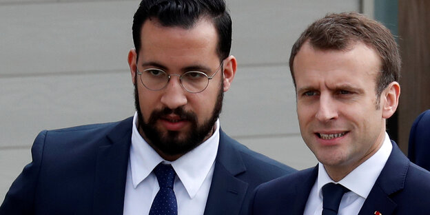 Der französische Präsident Emmanuel Macron (rechts) steht neben seinem damaligen Sicherheitsbeauftragter Alexandre Benalla Der französische Präsident Emmanuel Macron (rechts) steht neben seinem damaligen Sicherheitsbeauftragter Alexandre Benalla