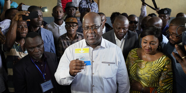 Der Oppositionskandidat Felix Tshisekedi zeigt seinen Stimmzettel. Der Oppositionskandidat Felix Tshisekedi zeigt seinen Stimmzettel.