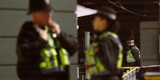 Polizeibeamte sperren die Tramstation Manchester Victor nach einem Messerangriff ab Polizeibeamte sperren die Tramstation Manchester Victor nach einem Messerangriff ab