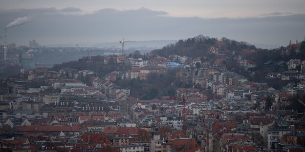 Blick von oben auf Hausdächer in der Stuttgarter Innenstadt Blick von oben auf Hausdächer in der Stuttgarter Innenstadt