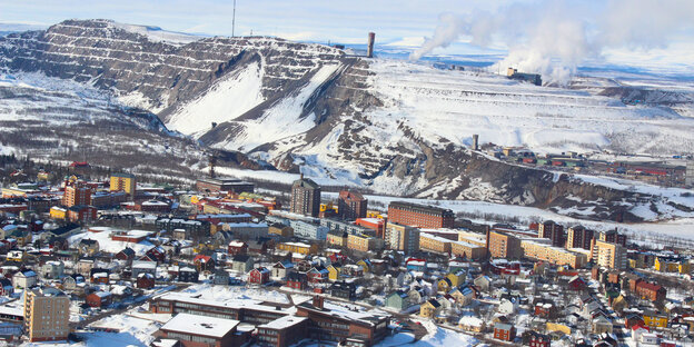 Eisenmine auf dem Schneehuhnberg und die angrenzende schwedische Stadt Kiruna Eisenmine auf dem Schneehuhnberg und die angrenzende schwedische Stadt Kiruna