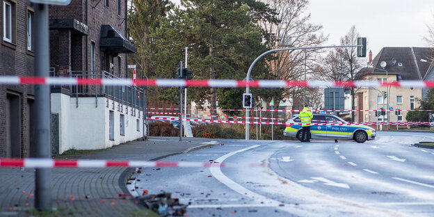 Absperrband der Polizei sperrt in Bottrop einen Teil der Osterfelder Straße ab Absperrband der Polizei sperrt in Bottrop einen Teil der Osterfelder Straße ab