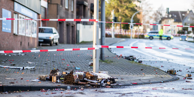 Absperrband der Polizei in Bottrop - Auf dem Boden liegen verbrannte Feuerwerkskörper Absperrband der Polizei in Bottrop - Auf dem Boden liegen verbrannte Feuerwerkskörper