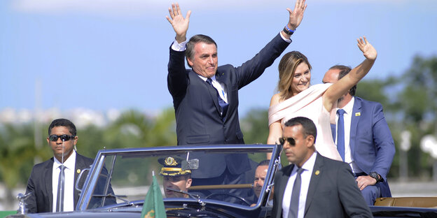 Brasiliens Präsident Jair Bolsonaro winkt, während er mit seiner Ehefrau Michelle in einem offenen Rolls Royce durch die Hauptstadt Brasilia fährt Brasiliens Präsident Jair Bolsonaro winkt, während er mit seiner Ehefrau Michelle in einem offenen Rolls Royce durch die Hauptstadt Brasilia fährt
